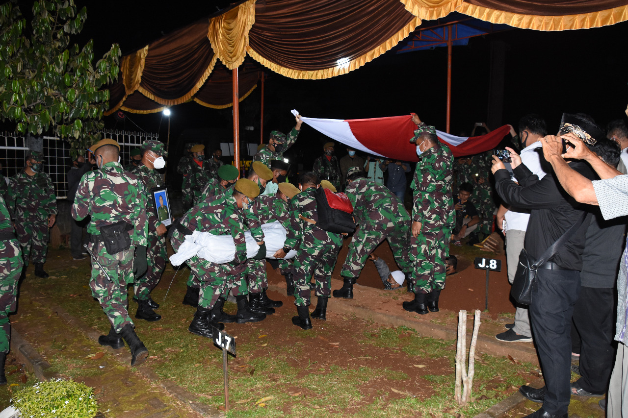 Danrem 073/MKT Pimpin Upacara Pemakaman Secara Militer Almarhum Kolonel Yusa Aulia